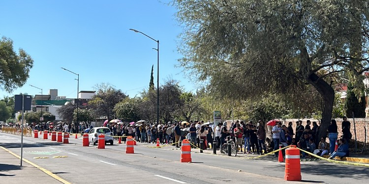 Leoneses se ponen “ingeniosos“ en la fila para concierto de Kings of Leon