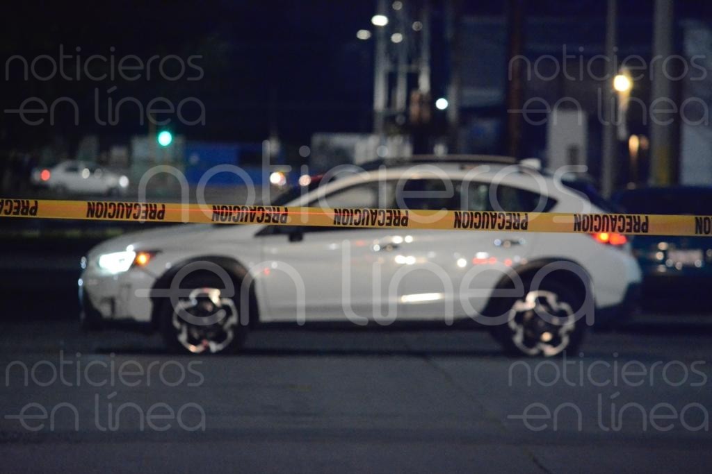 Atacan a dos hombres a bordo de una camioneta en Unidad Deportiva