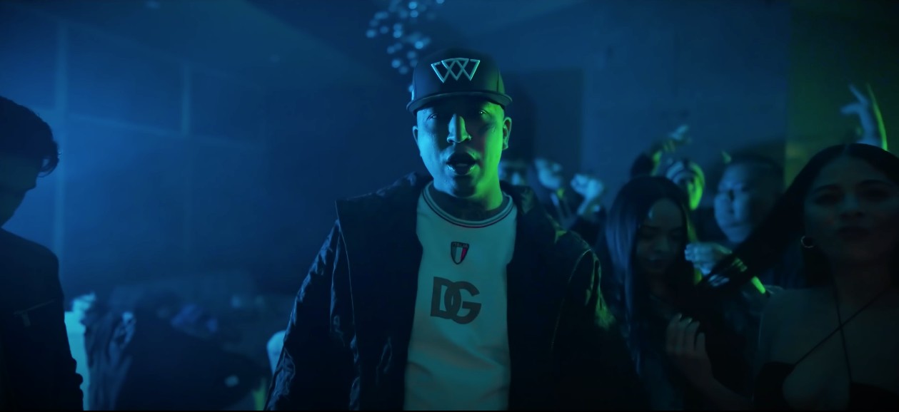 Geros se lanza como cantante y Mona sale en su video