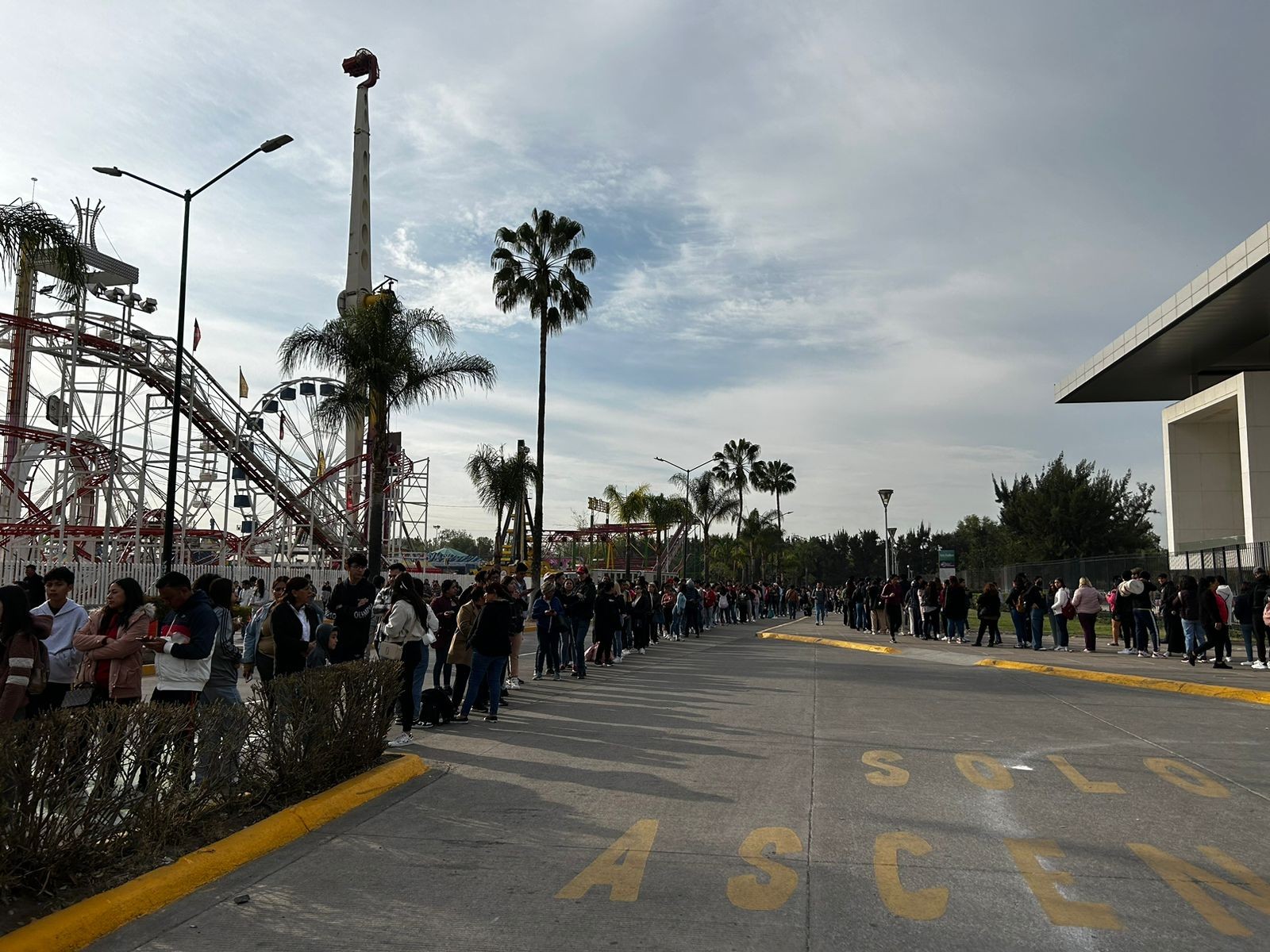 Largas filas para obtener una pulsera para el concierto de Maluma