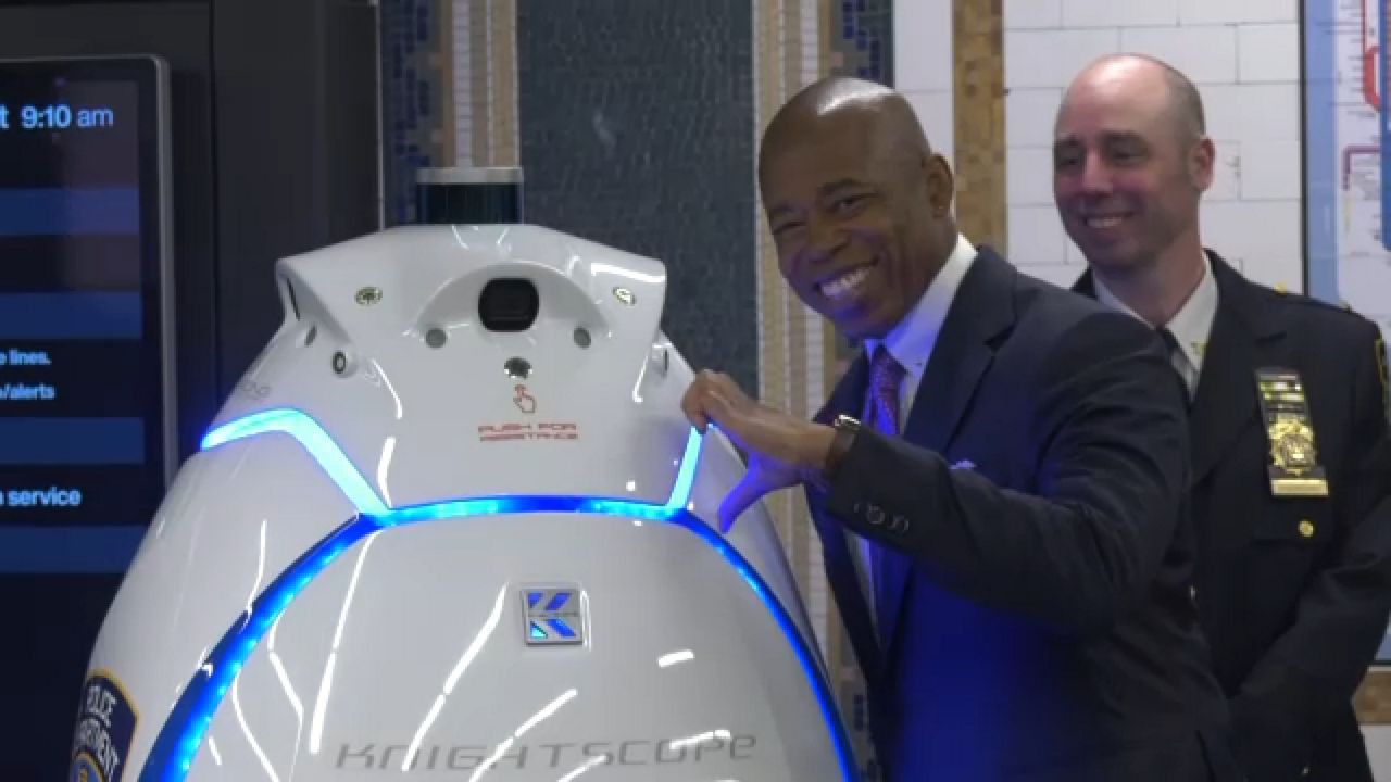 Nueva York retira robot de vigilancia del metro por escasa eficacia