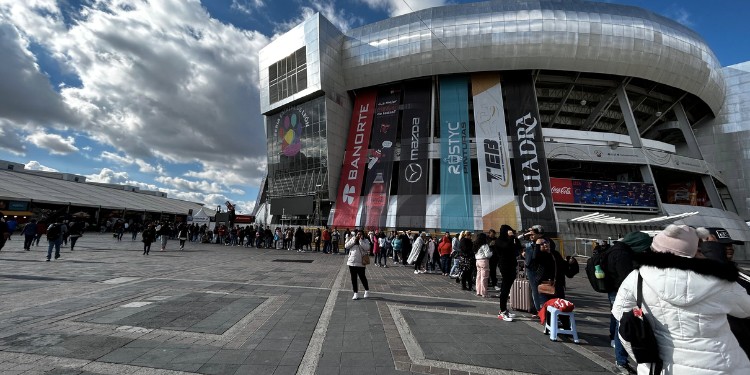 'Fans' de todo México esperan entrar al concierto de los Backstreet Boys en León