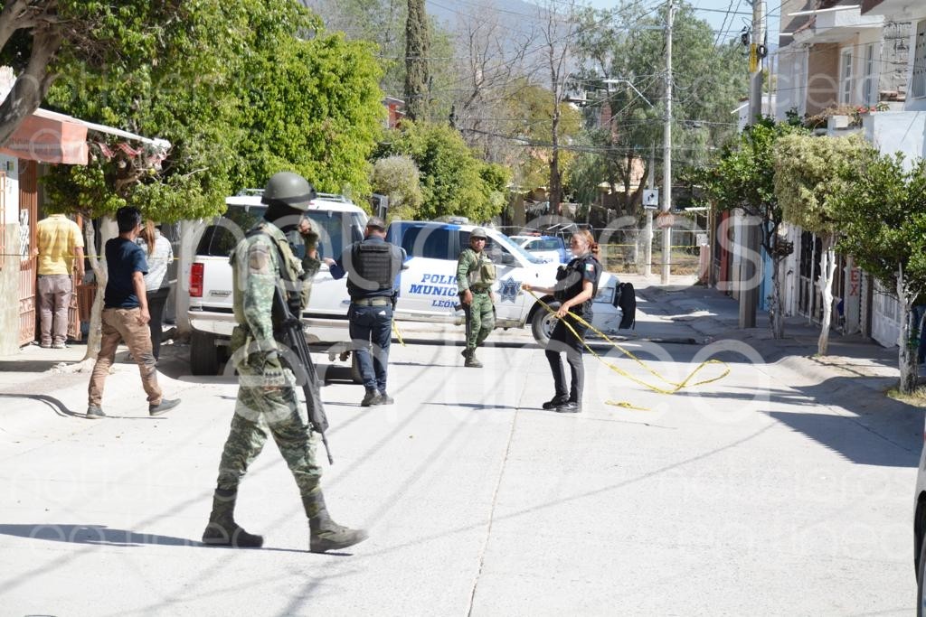 Sicarios en auto gris asesinan a hombre en Echeveste 2000
