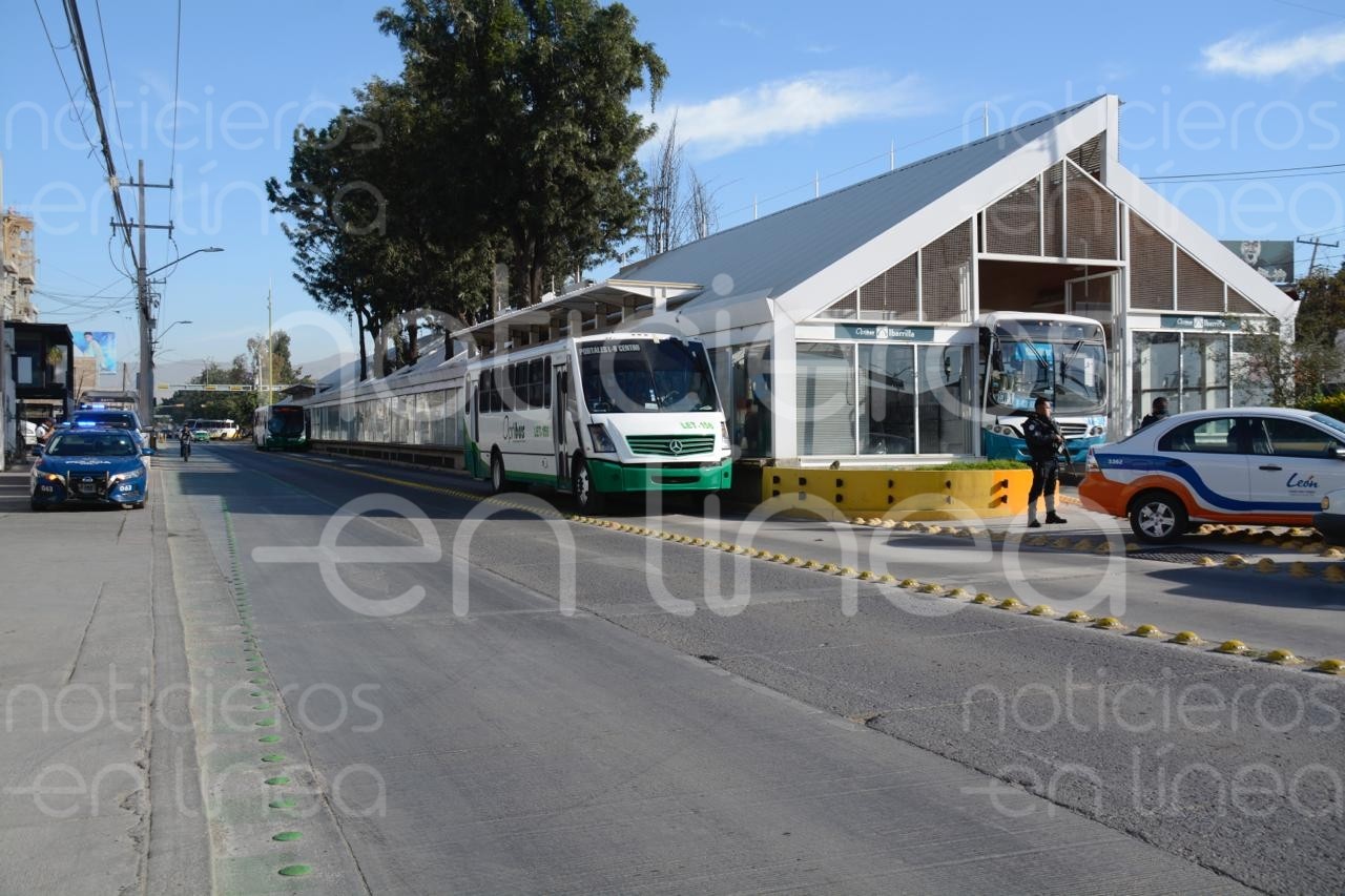 Conductora de la ruta X-03 choca en la Micro Estación Ibarrilla