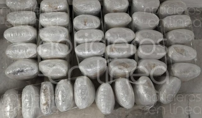 Hombre choca, intenta huir y le descubren paquetes de droga