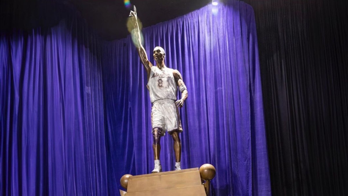 Los Lakers inmortalizan a Kobe Bryant con estatua
