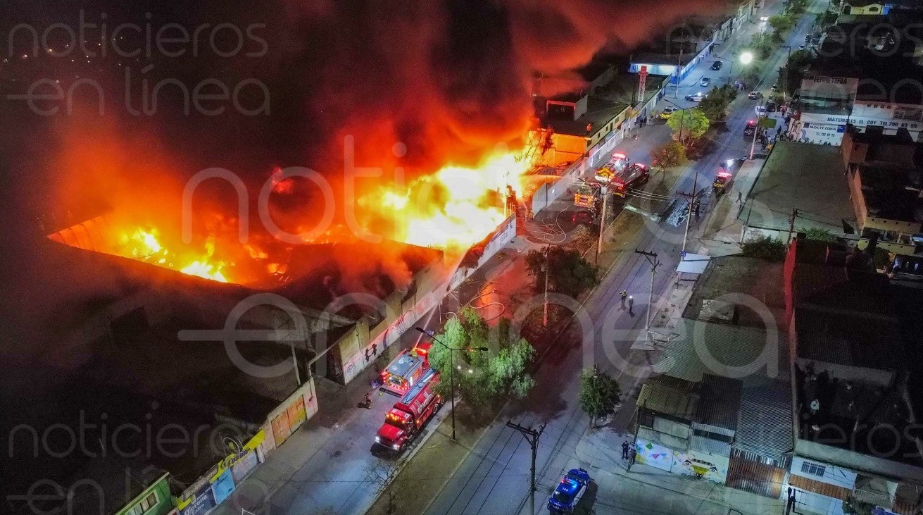 León: Fuerte incendio consume recicladora en Ribera de la Presa