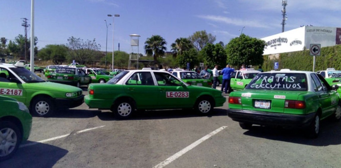 Reprochan taxistas falta de operativos contra taxis piratas