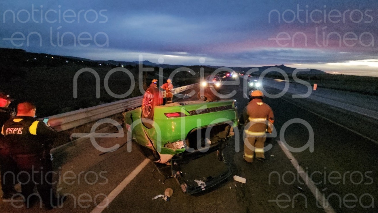Taxista de León atropella a una vaca y vuelca en Silao