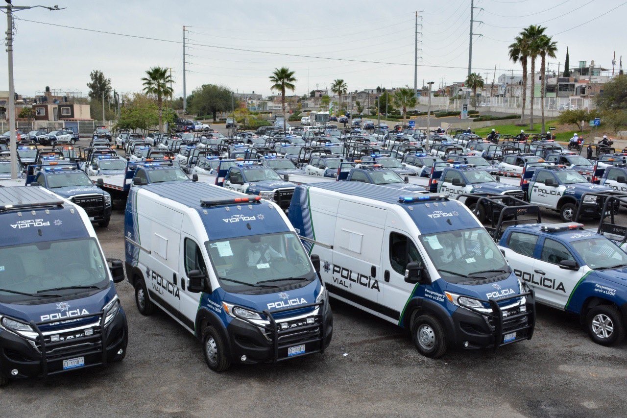 Entregan más de 170 nuevas unidades para patrullar León