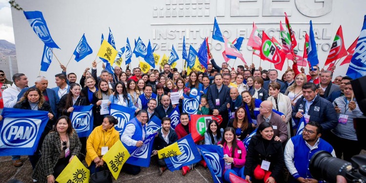 Se registra Libia ante IEEG arropada por PRI, PRD y PAN