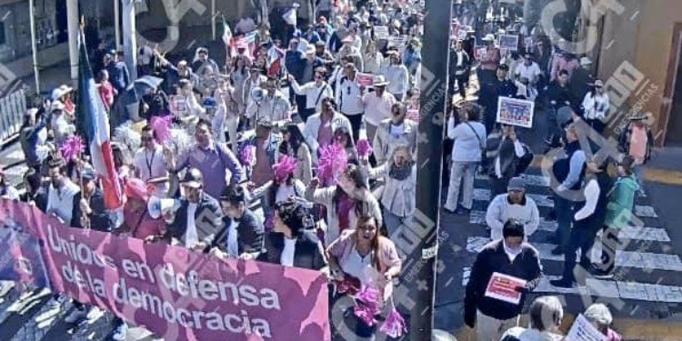 Marchan miles de leoneses por democracia