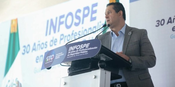 Acusa gobernador a político que obstruye arranque de autopista