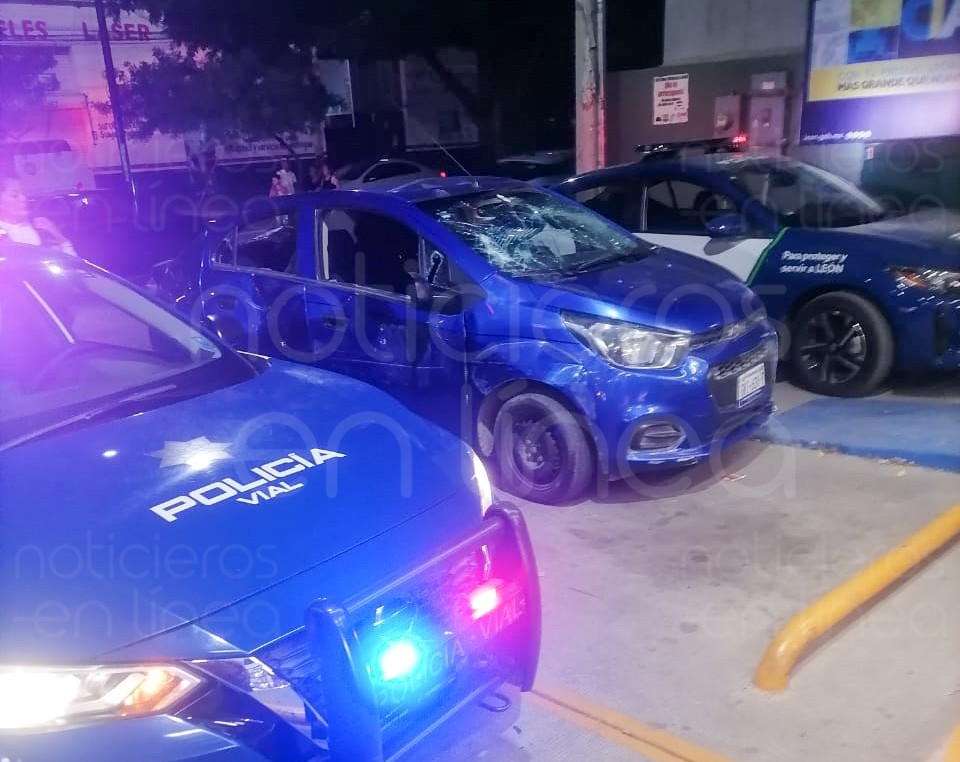Conductores de plataforma golpean y le destrozan vehículo a presunto estafador