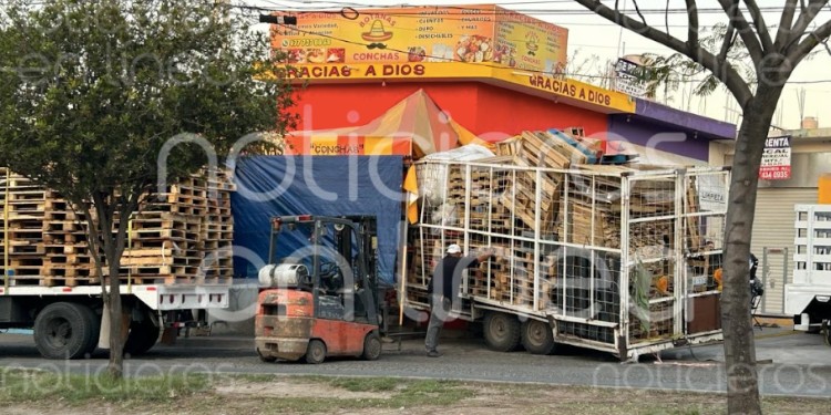 Camioneta se estampa contra negocio de botanas en Ribera de la Presa