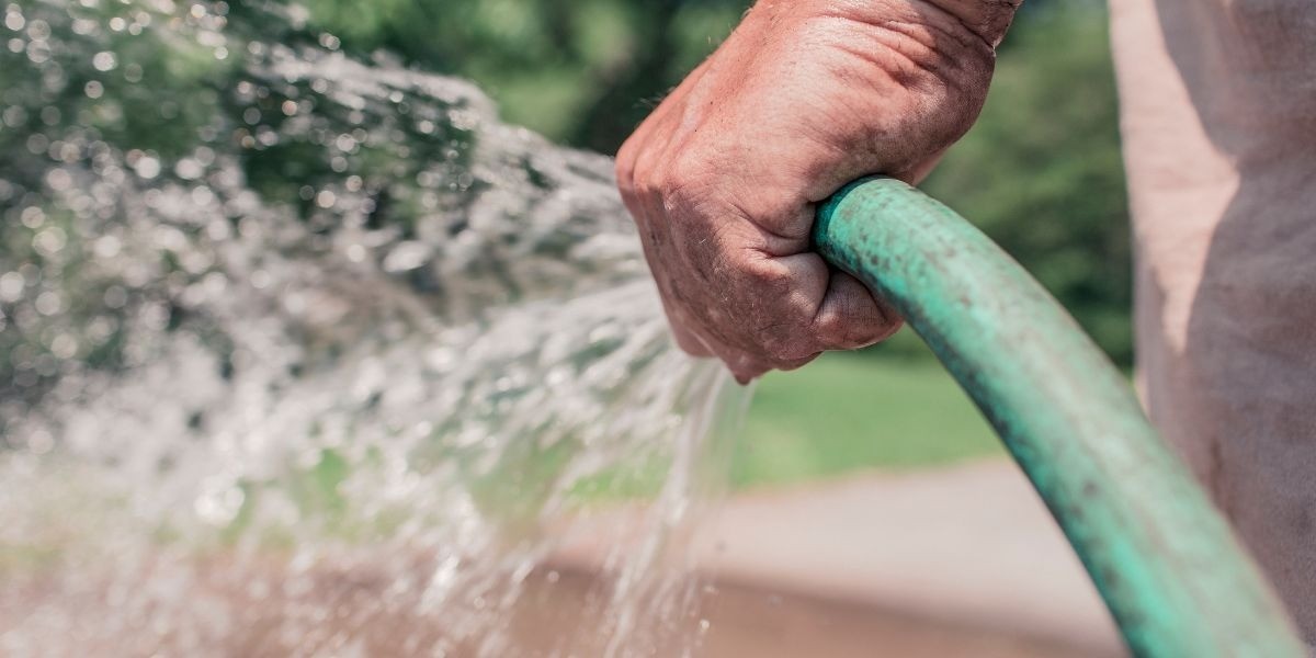 Tandeo de agua en León: hoteles y fábricas recurren a pipas para abastecerse 