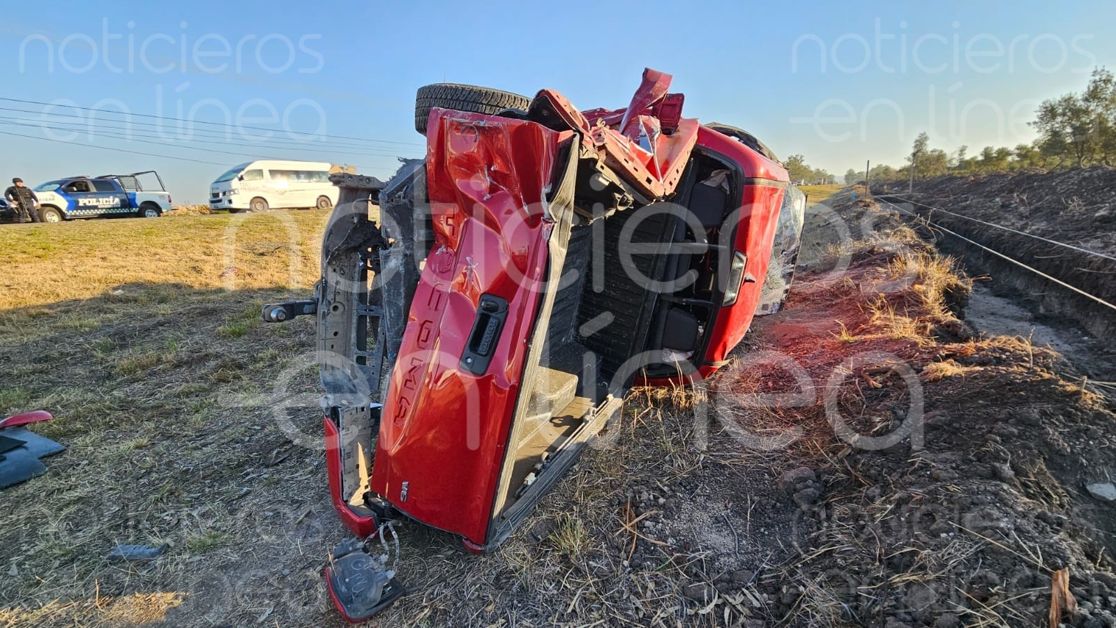 Camión choca con camioneta y provoca volcadura en la León-Comanjilla