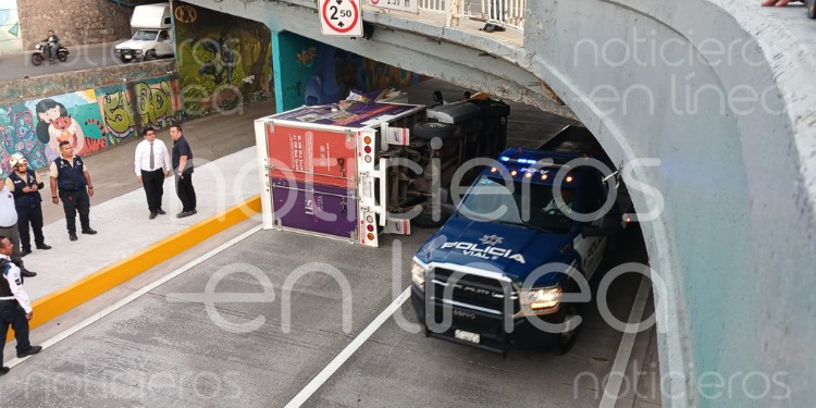 ¿Nuevo pavimento afectó la altura?, otra camioneta choca en puente del Malecón