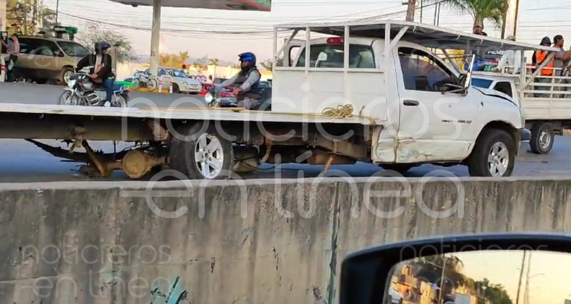 Camioneta se pasa el semáforo en rojo y provoca caos en el Timoteo Lozano