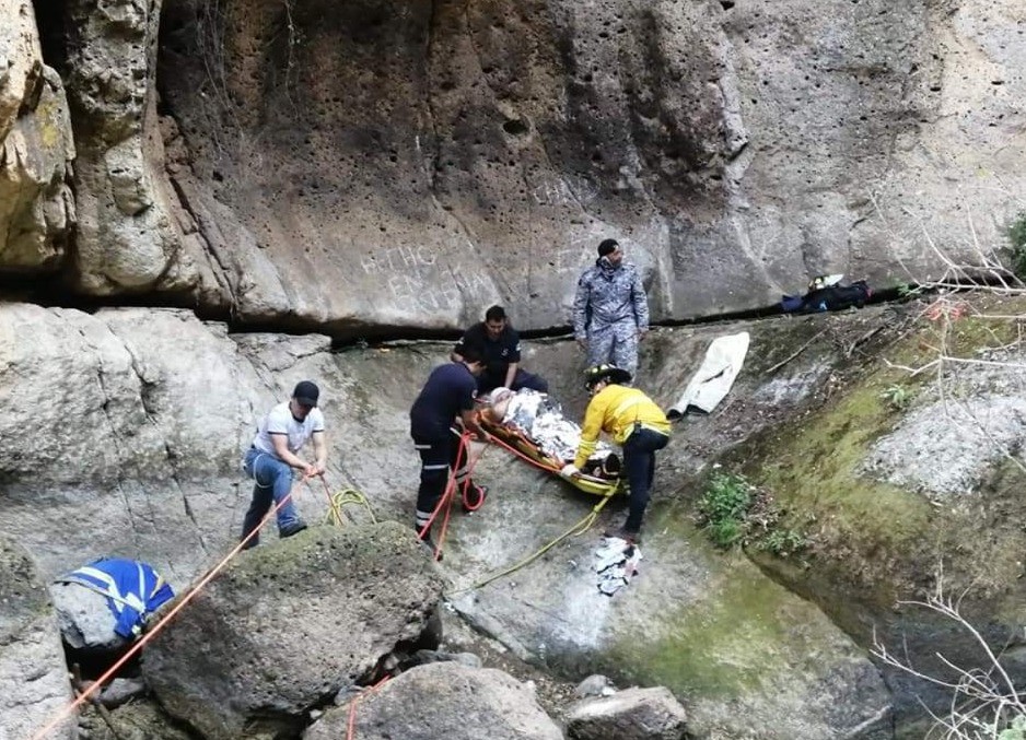 Rescatan a senderista leonés tras accidente al practicar rapel en Moroleón