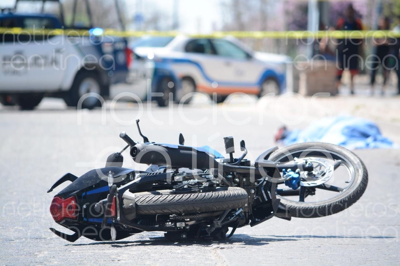 Muere motociclista al chocar contra poste en El Carmen