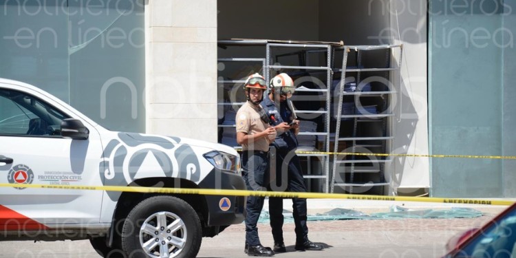 Estructura metálica revienta ventanal de la SRE; hay tres lesionados