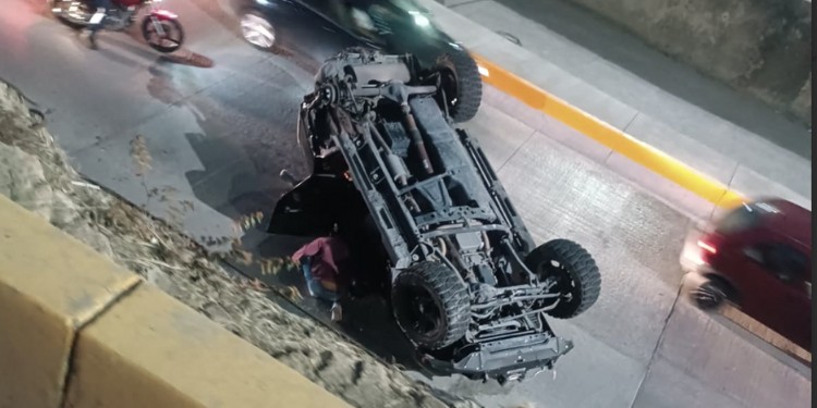 Cae camioneta al Malecón del Río a la altura del Puente República