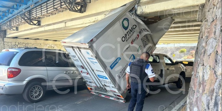Colocarán arcos de acero para evitar choques en desnivel del Malecón de Río