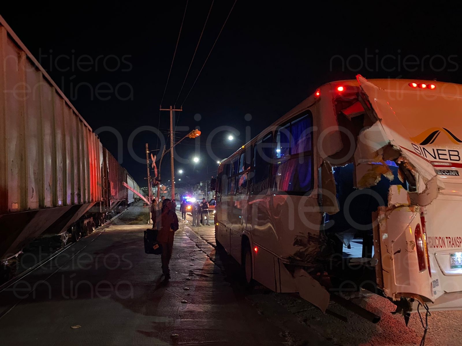 Choca camión de personal y el tren en San José de Cementos