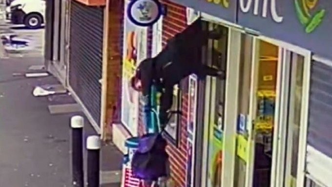 Anciana se atora y queda colgando de cortina en un supermercado