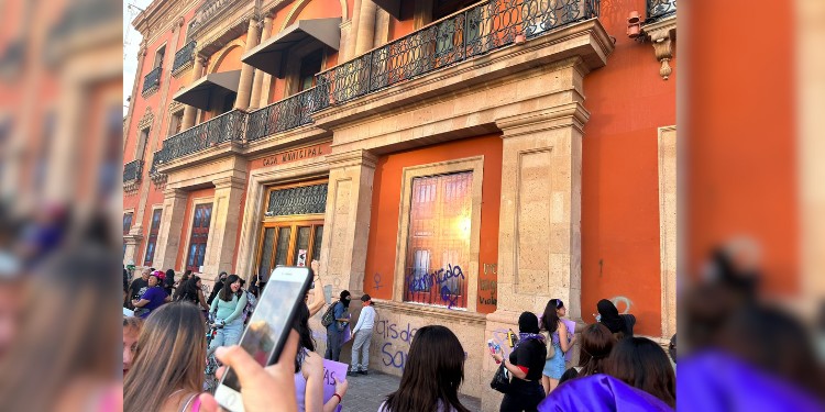 En protesta, mujeres queman puerta del Palacio Municipal de León