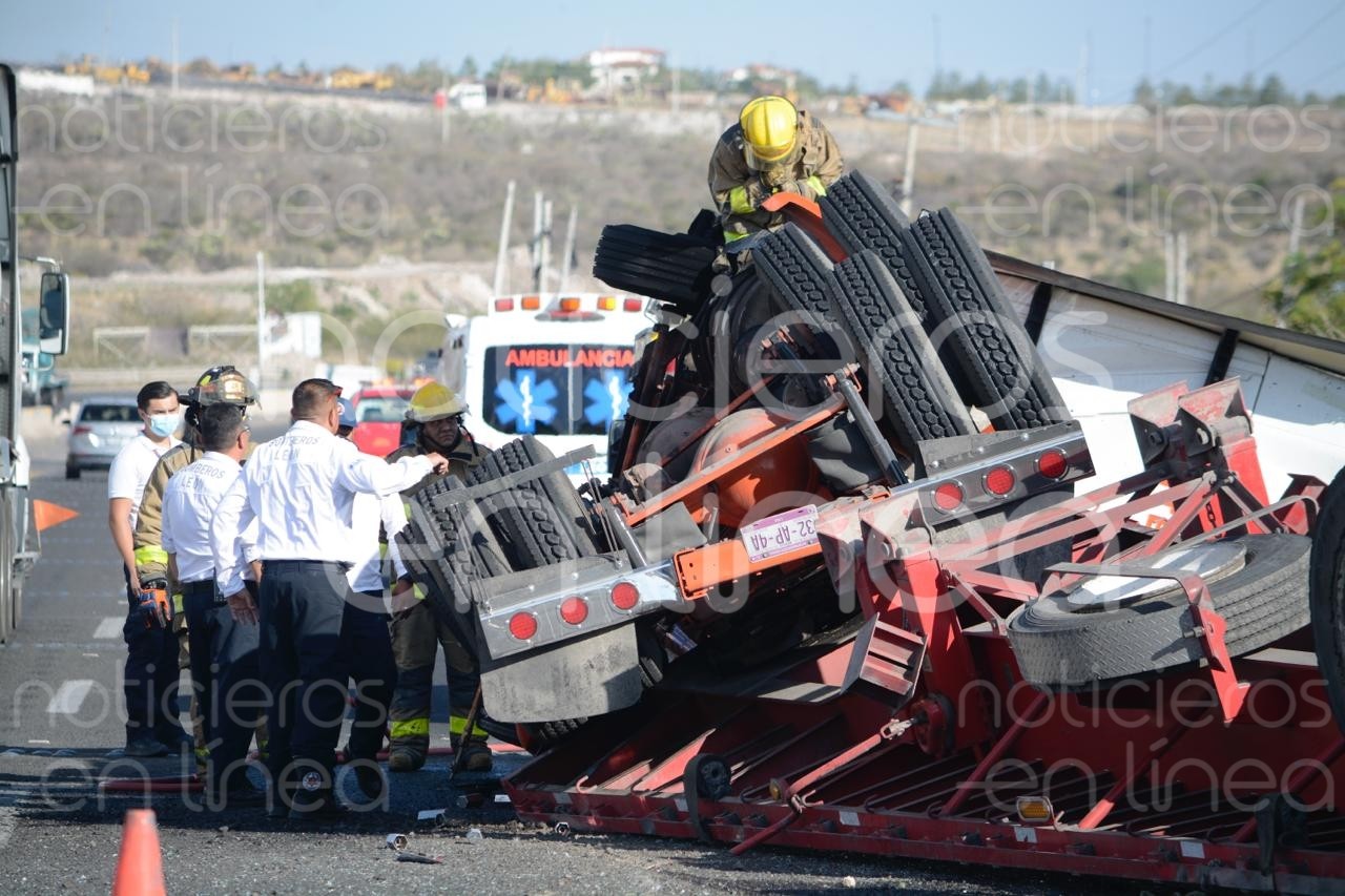 Tráiler se incendia tras volcar sobre la carretera León-Lagos; iba a exceso de velocidad