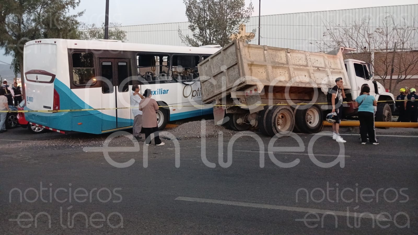 Tolva sin frenos choca contra camión urbano en San José de las Piletas