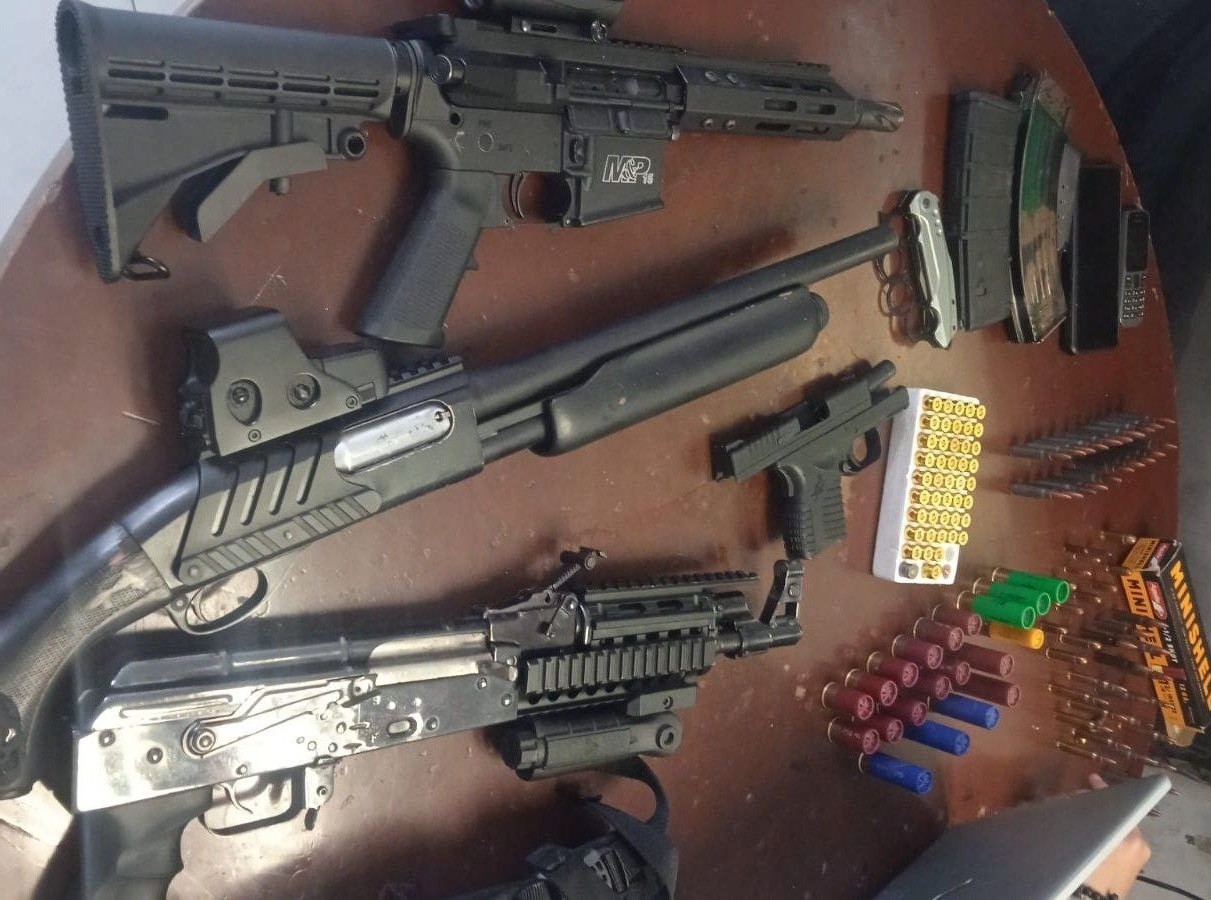 Aseguran arsenal en Portones del Moral; hay dos detenidos