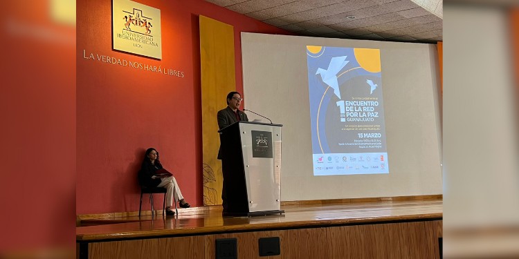 Desesperanza pone a jóvenes a merced de cárteles: rector Ibero León