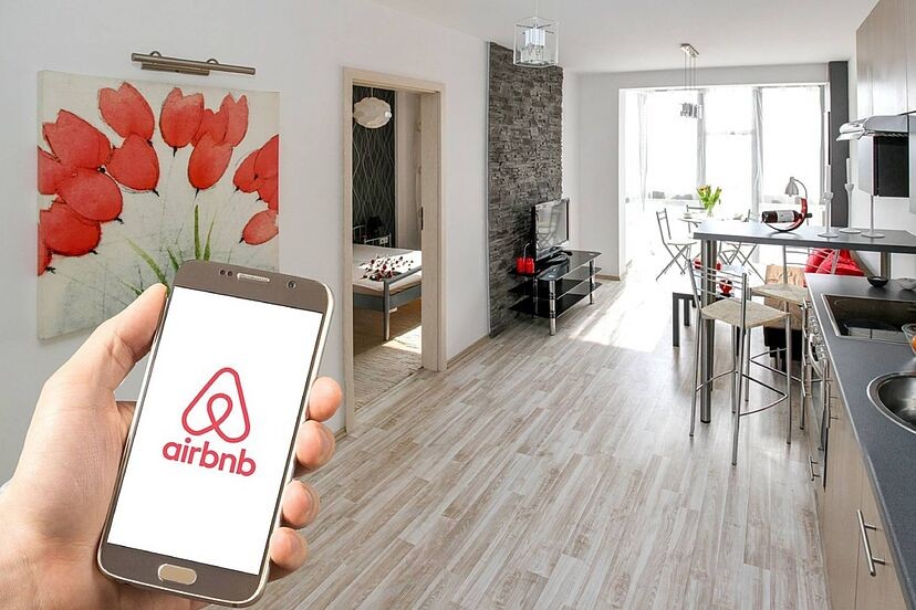 ¿Por qué Airbnb ya no permitirá cámaras de seguridad en sus alojamientos?