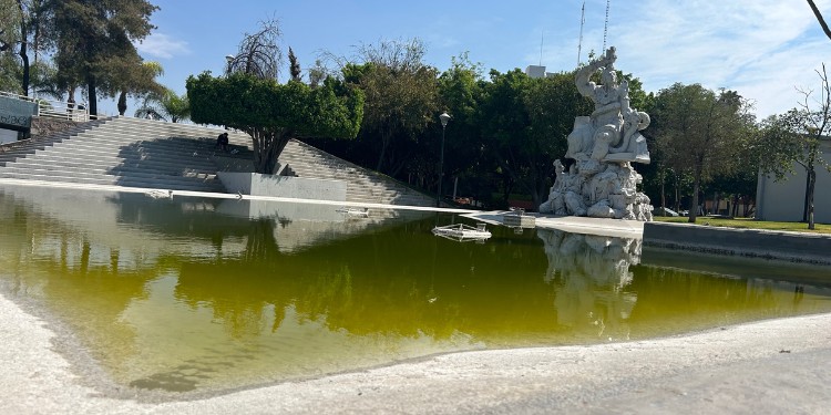 Fuentes del Parque Hidalgo lucen sucias tras Semana Santa