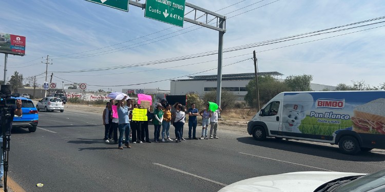 Por despidos injustificados, trabajadores de la SSG bloquean bulevar Aeropuerto