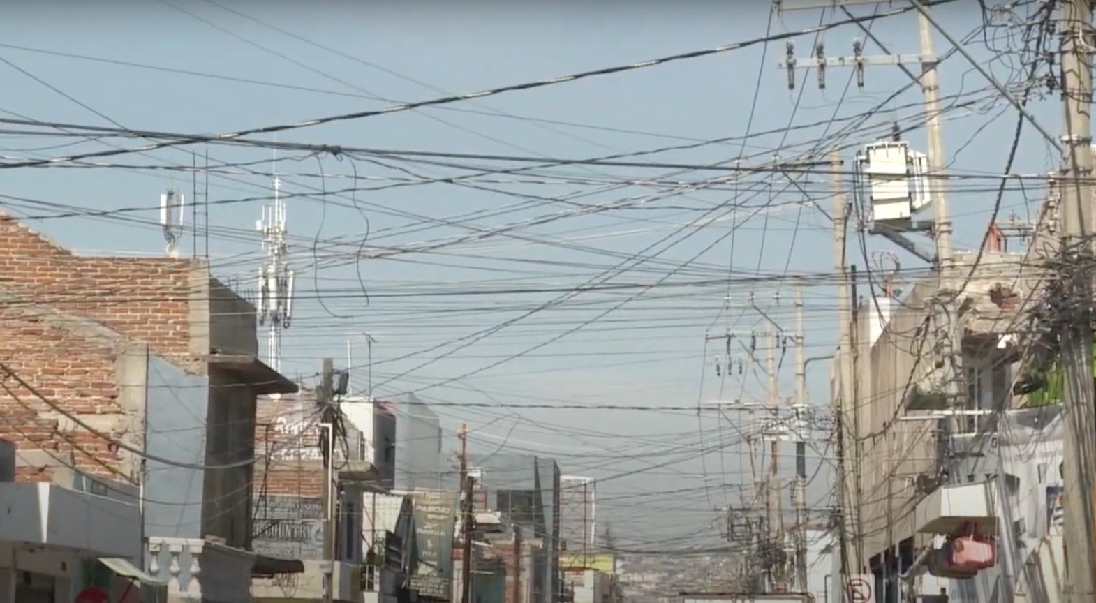 Cableado, un riesgo constante para autos y peatones en León