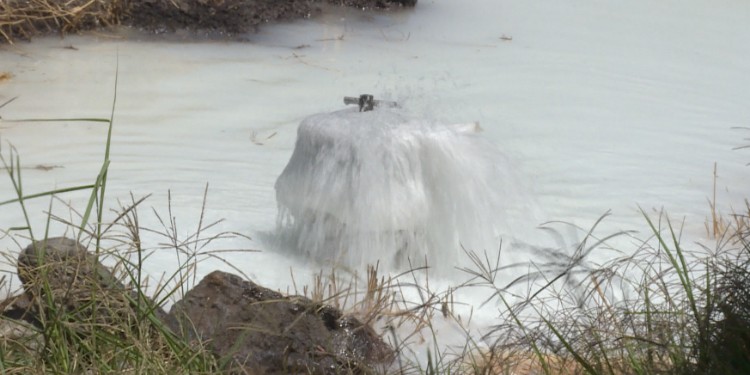 Pozo de agua en Salamanca huele a gasolina; implementan operativo