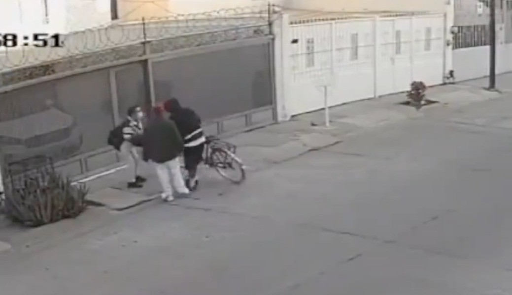 Hombres asaltan a estudiante en Real Providencia (Video)