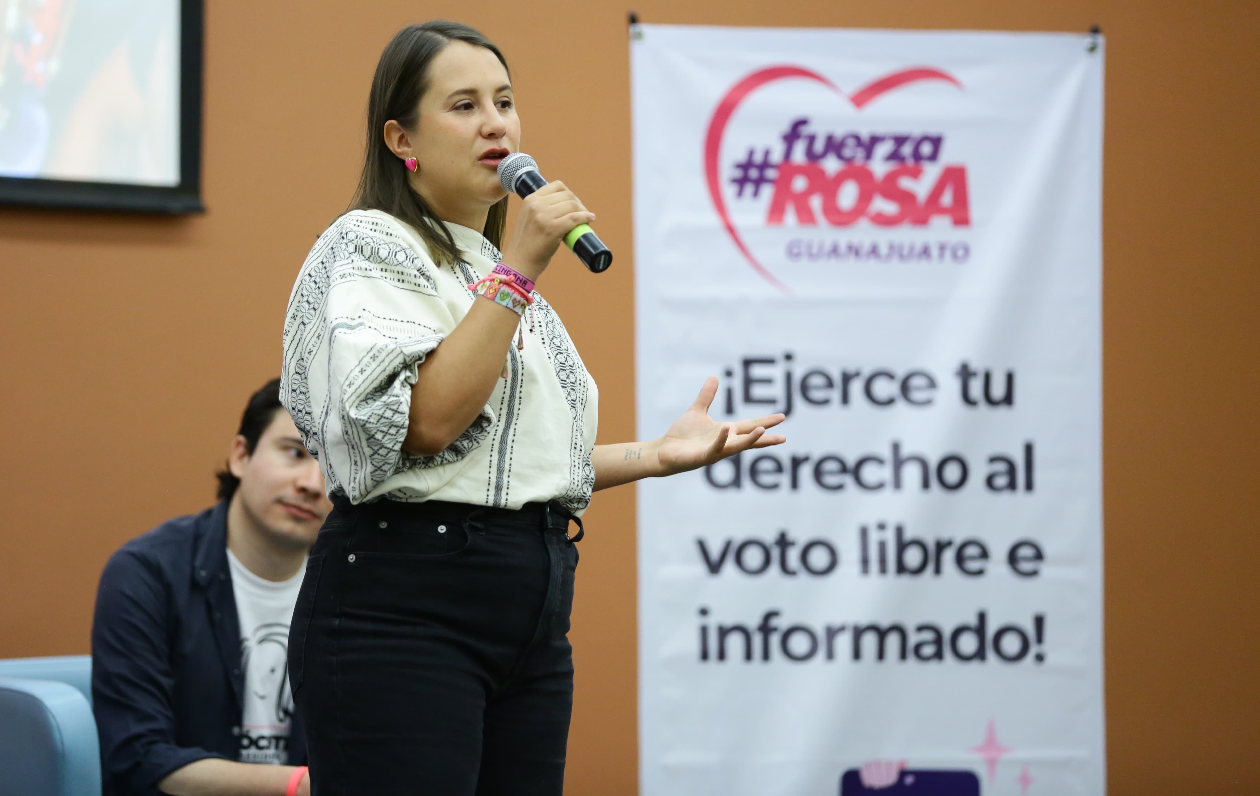 Diana Gálvez escucha a jóvenes guanajuatenses