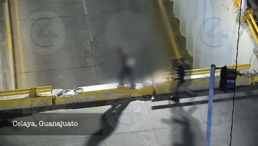 (VIDEO) Mujer intenta suicidarse en Celaya; policías logran evitarlo