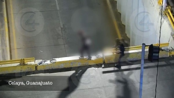 (VIDEO) Mujer intenta suicidarse en Celaya; policías logran evitarlo