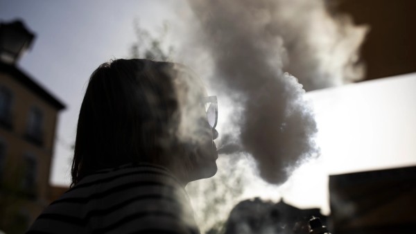 Busca Reino Unido prohibir venta de cigarros a nacidos después del 2008