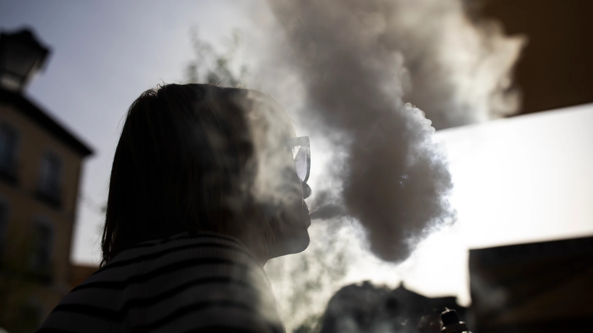 Busca Reino Unido prohibir venta de cigarros a nacidos después del 2008