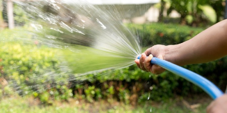 Por riego de jardines aumenta 20% la demanda de agua en temporada de calor
