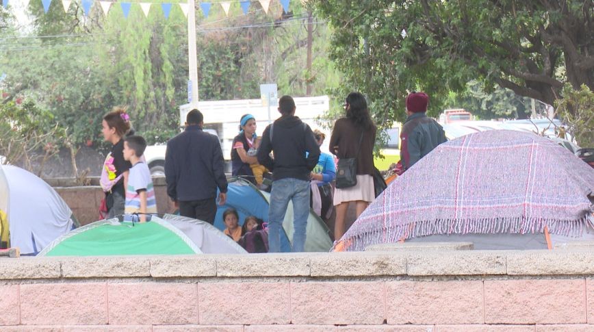 Pese a altas temperaturas en Guanajuato, migrantes batallan con el frío