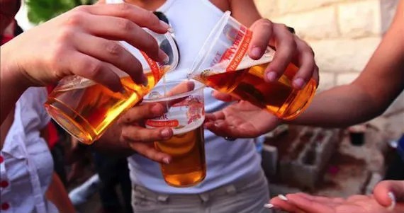 Hombre libra alcoholímetro al mostrar que su cuerpo produce alcohol