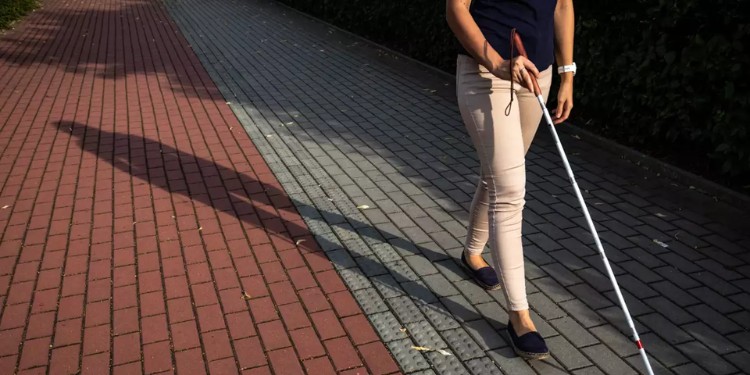 Falta de cultura y empatía enfrentan personas con discapacidad visual